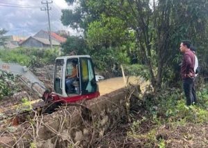 Cahyadi Lamunyai, Anggota Komisi II DPRD Kota Metro Turun Langsung Normalisasi Sungai. Ist
